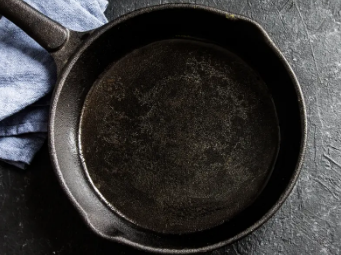 马铃薯可能是清洁煎锅的秘诀