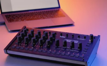 Korg的鼓声将模拟和数字结合成一个全力以赴的节拍制作工具