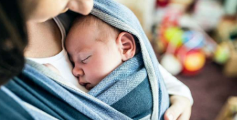 婴儿背带安全备受关注五点检查清单可确保婴儿安全