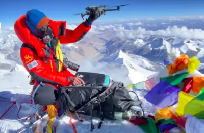 无人机飞越珠穆朗玛峰400米的镜头震撼了所有人