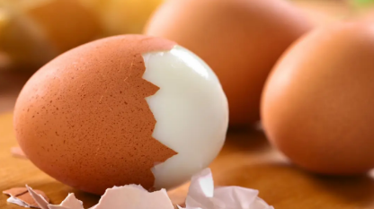 如何防止煮熟的鸡蛋在烹饪过程中破裂