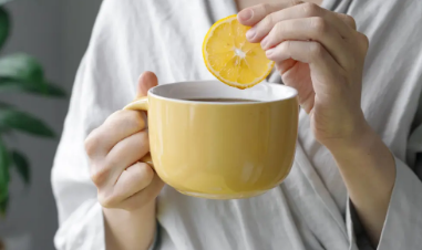 为什么人们在咖啡里放柠檬