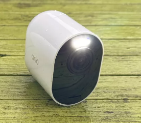 带太阳能电池板充电器的Arlo Ultra 2聚光灯摄像头评测精英智能安全