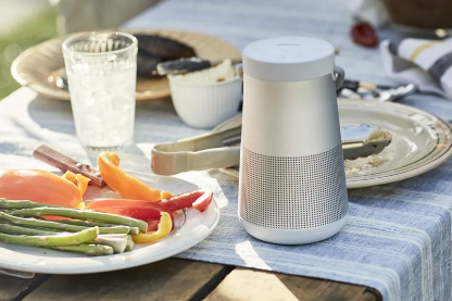 用Bose SoundLink Revolve+II扬声器带来音乐