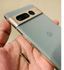 谷歌Pixel 7 Pro用户抱怨他们的音量按钮脱落了