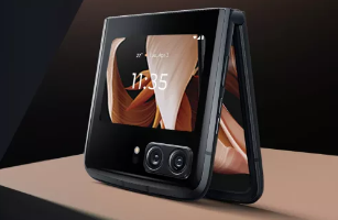 据称摩托罗拉Razr 2023渲染图显示了极端的封面显示