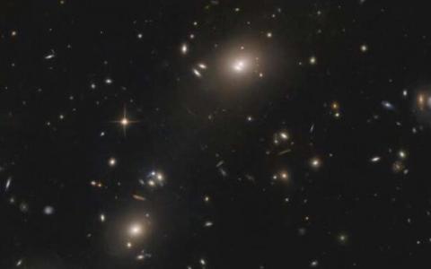 哈勃捕获星系团ACO S520