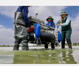 这艘自动驾驶船绘制水下地形图