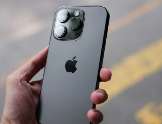 据称iPhone15Pro的实时图像似乎证实了USB Type C端口