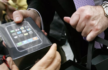 未装箱的原装苹果iPhone型号在拍卖会上以13亿卢比的高价售出