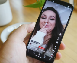 YouTube Shorts正在为创作者提供协作互动贴纸和强大的新工具