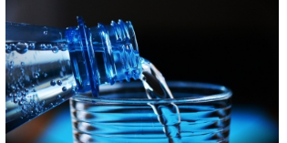 研究发现瓶装水中含有数千种以前未知的纳米塑料