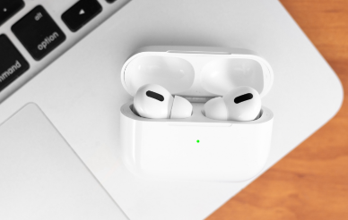 以下是将AirPods连接到MacBook的方法