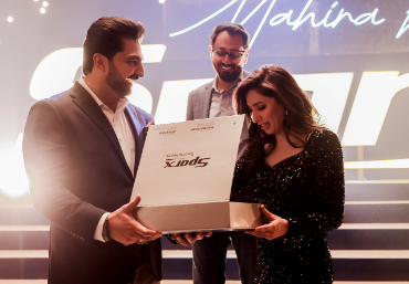 MahiraKhan加入Sparx智能手机品牌大使的恒星星系