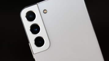 三星Galaxy S22 的厚相机边框有实际用途